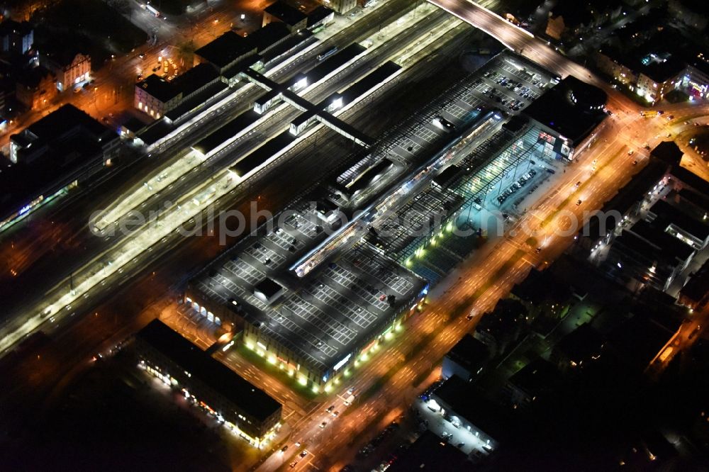 Aerial photograph Regensburg - Night view Building of the shopping center Regensburg Arcaden der ECE-Projektmanagement GmbH on Friedenstrasse in Regensburg in the state Bavaria