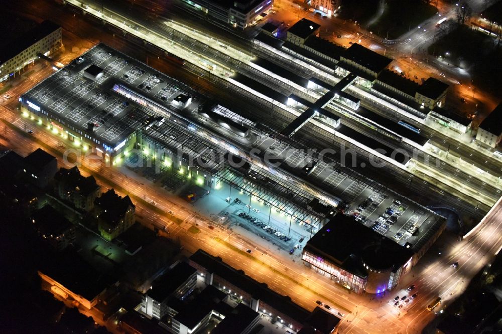 Aerial photograph Regensburg - Night view Building of the shopping center Regensburg Arcaden der ECE-Projektmanagement GmbH on Friedenstrasse in Regensburg in the state Bavaria