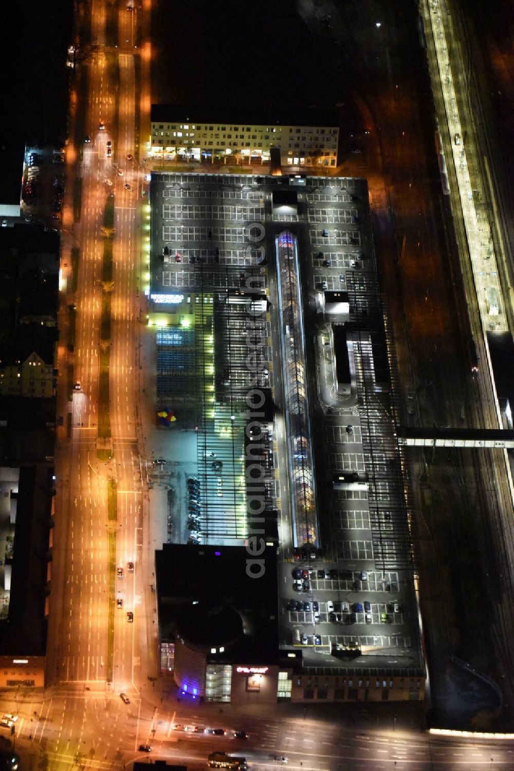 Regensburg from the bird's eye view: Night view Building of the shopping center Regensburg Arcaden der ECE-Projektmanagement GmbH on Friedenstrasse in Regensburg in the state Bavaria