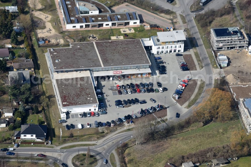 Fredersdorf-Vogelsdorf from the bird's eye view: Building of the shopping center REWE and DM Drogerie on Brueckenstrasse in Fredersdorf-Vogelsdorf in the state Brandenburg