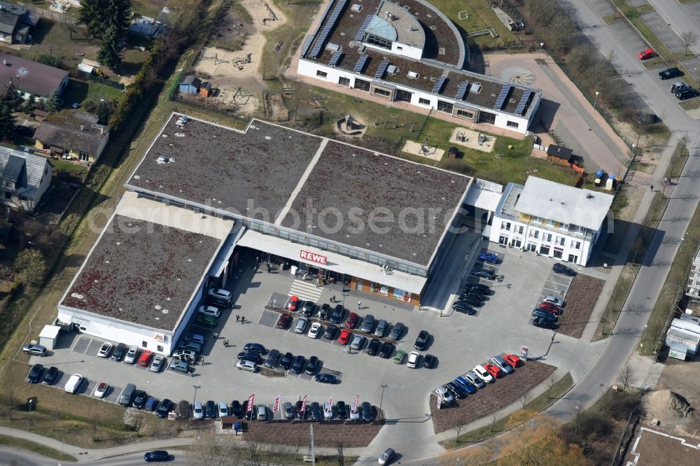 Aerial image Fredersdorf-Vogelsdorf - Building of the shopping center REWE and DM Drogerie on Brueckenstrasse in Fredersdorf-Vogelsdorf in the state Brandenburg