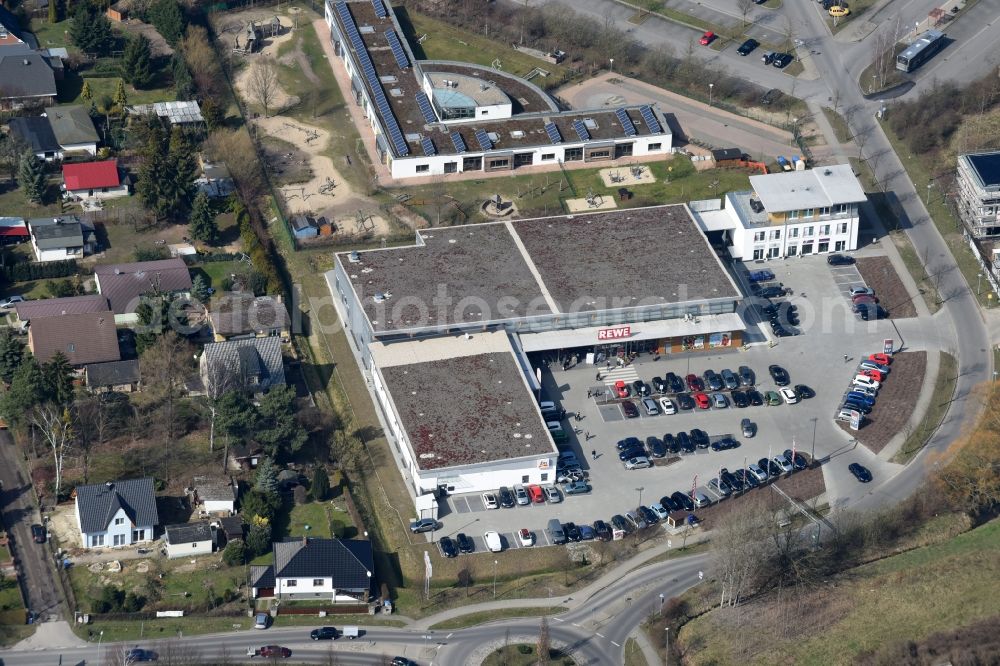 Aerial photograph Fredersdorf-Vogelsdorf - Building of the shopping center REWE and DM Drogerie on Brueckenstrasse in Fredersdorf-Vogelsdorf in the state Brandenburg