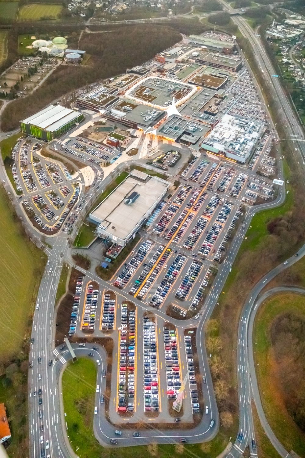 Aerial photograph Bochum - Areal of the shopping center Ruhrpark in Bochum in North Rhine-Westphalia. The site is a project of Unibail-Rodamco Germany GmbH