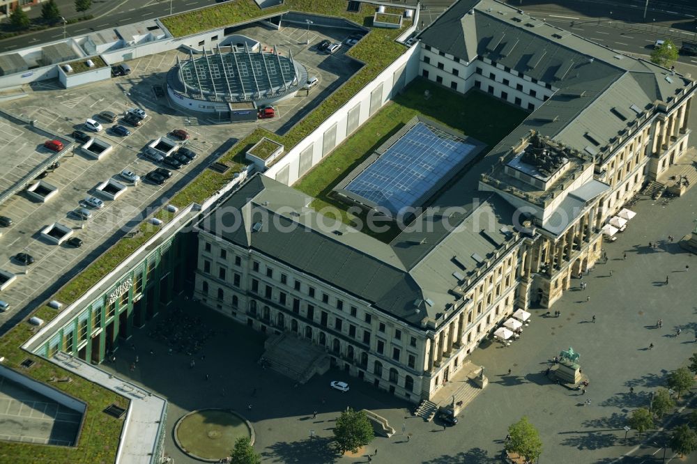 Braunschweig from the bird's eye view: Building of the shopping center Schloss-Arkaden Braunschweig am Ritterbrunnen in der Altstadt in Braunschweig in the state Lower Saxony