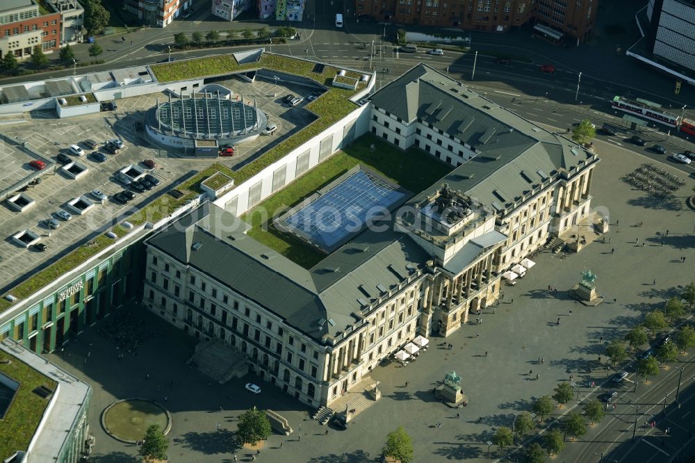 Aerial photograph Braunschweig - Building of the shopping center Schloss-Arkaden Braunschweig am Ritterbrunnen in der Altstadt in Braunschweig in the state Lower Saxony