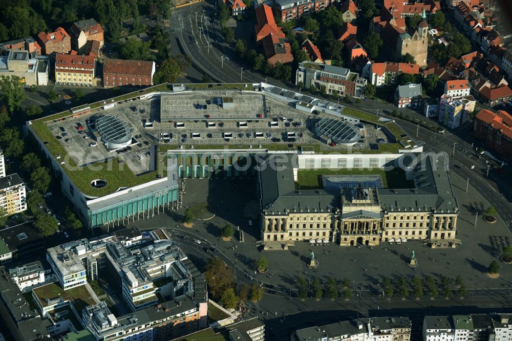 Braunschweig from the bird's eye view: Building of the shopping center Schloss-Arkaden Braunschweig am Ritterbrunnen in der Altstadt in Braunschweig in the state Lower Saxony