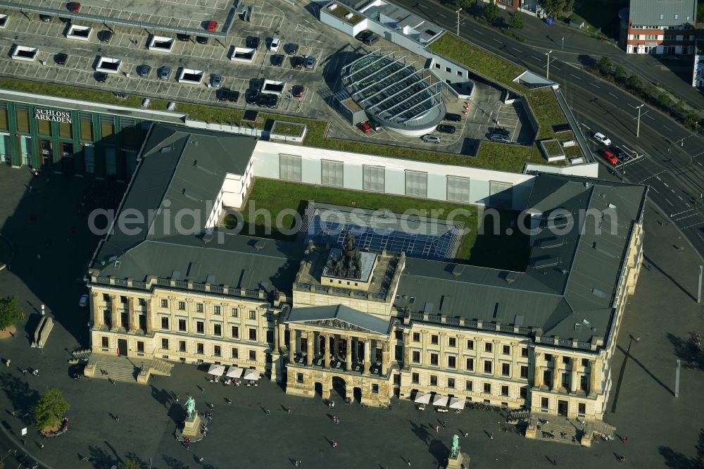 Braunschweig from the bird's eye view: Building of the shopping center Schloss-Arkaden Braunschweig am Ritterbrunnen in der Altstadt in Braunschweig in the state Lower Saxony