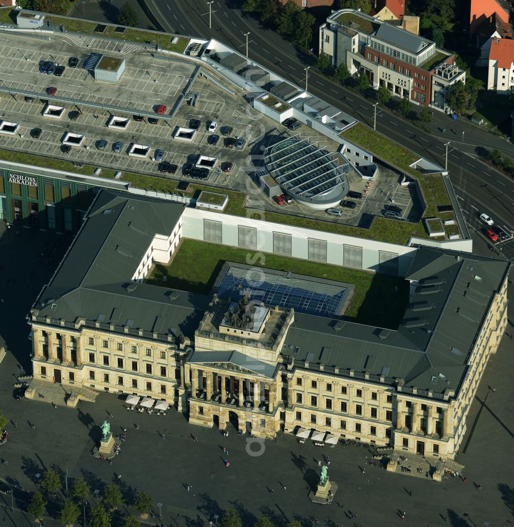 Aerial photograph Braunschweig - Building of the shopping center Schloss-Arkaden Braunschweig am Ritterbrunnen in der Altstadt in Braunschweig in the state Lower Saxony