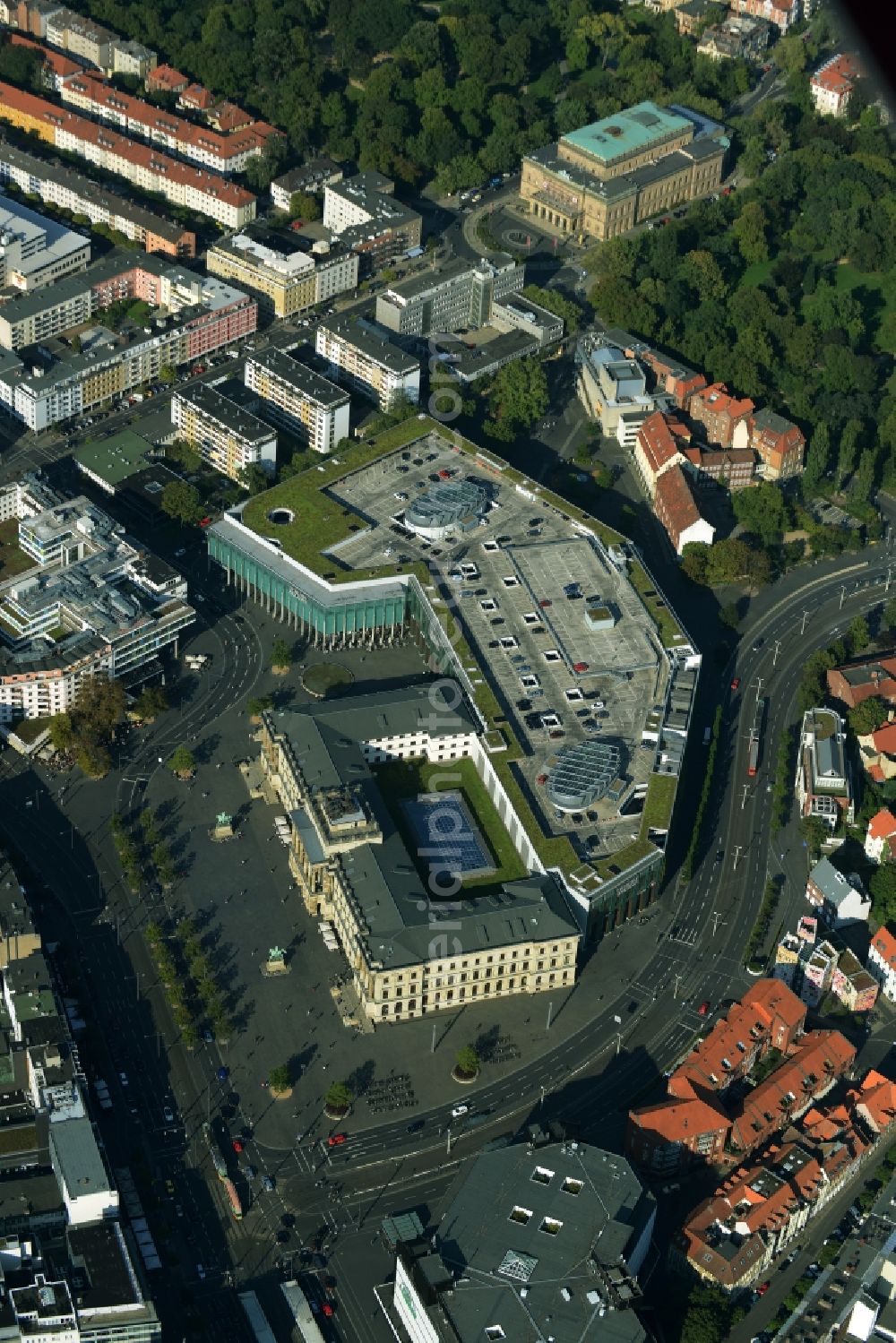 Braunschweig from the bird's eye view: Building of the shopping center Schloss-Arkaden Braunschweig am Ritterbrunnen in der Altstadt in Braunschweig in the state Lower Saxony