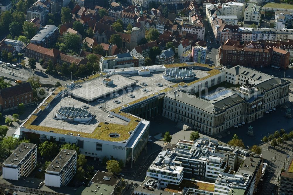 Braunschweig from the bird's eye view: Building of the shopping center Schloss-Arkaden Braunschweig am Ritterbrunnen in der Altstadt in Braunschweig in the state Lower Saxony