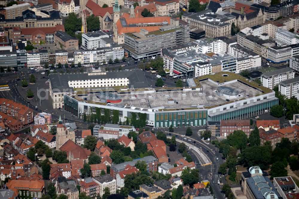 Braunschweig from the bird's eye view: Building of the shopping center Schloss-Arkaden Braunschweig am Ritterbrunnen in der Altstadt in Braunschweig in the state Lower Saxony