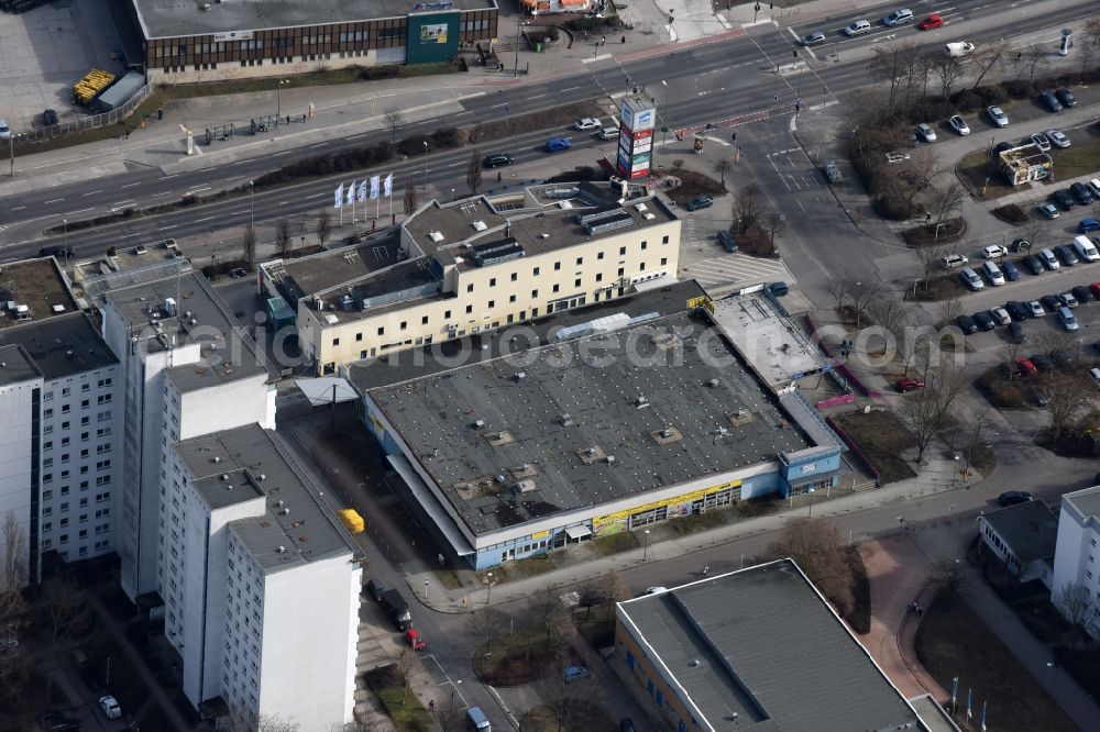 Aerial image Berlin - Building of the shopping center Spree - Center Hellersdorf Centermanagement Hellersdorfer Strasse in the district Kaulsdorf in Berlin