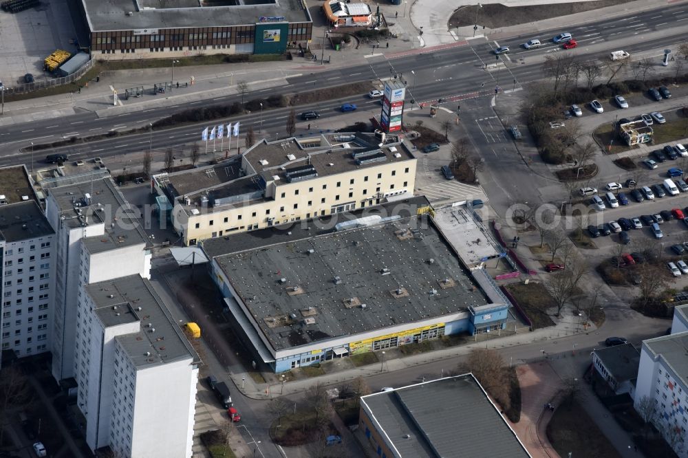 Aerial photograph Berlin - Building of the shopping center Spree - Center Hellersdorf Centermanagement Hellersdorfer Strasse in the district Kaulsdorf in Berlin