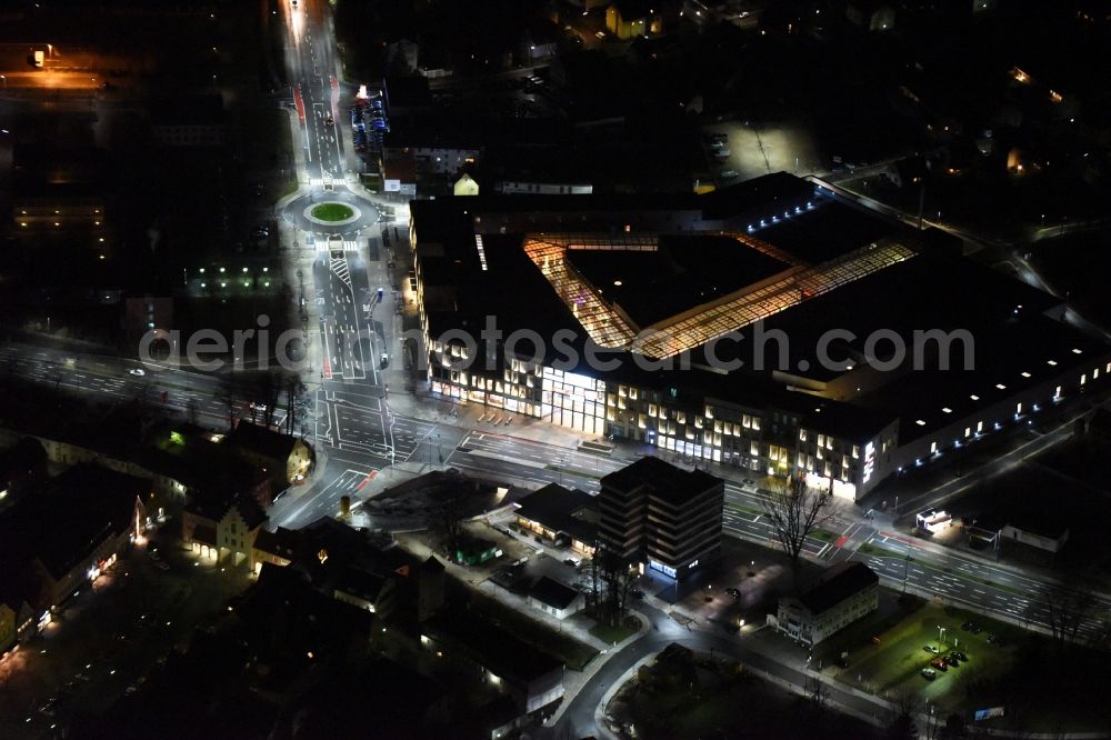 Aerial photograph Neumarkt in der Oberpfalz - Night view Building of the shopping center Stadtquartier „ NeuerMarkt ” in Neumarkt in der Oberpfalz in the state Bavaria