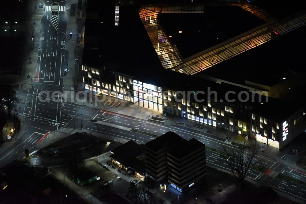 Neumarkt in der Oberpfalz from the bird's eye view: Night view Building of the shopping center Stadtquartier „ NeuerMarkt ” in Neumarkt in der Oberpfalz in the state Bavaria