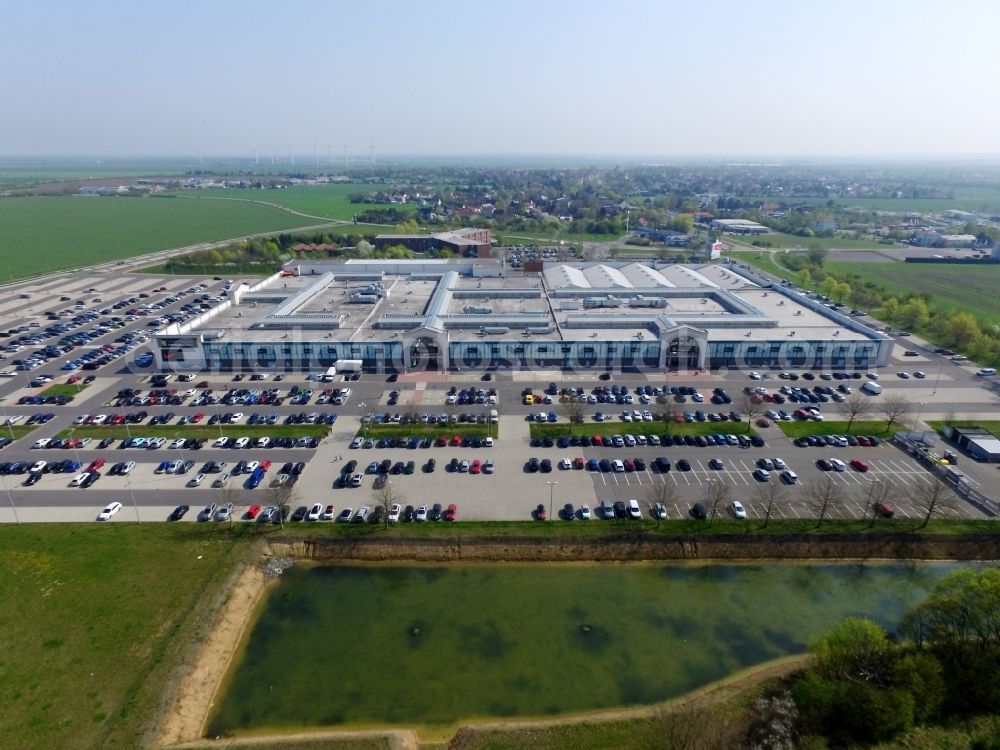 Brehna from the bird's eye view: Building of the shopping center The Style Outlets on Thiemendorfer Mark in the district Brehna in San dersdorf-Brehna in the state Saxony-Anhalt