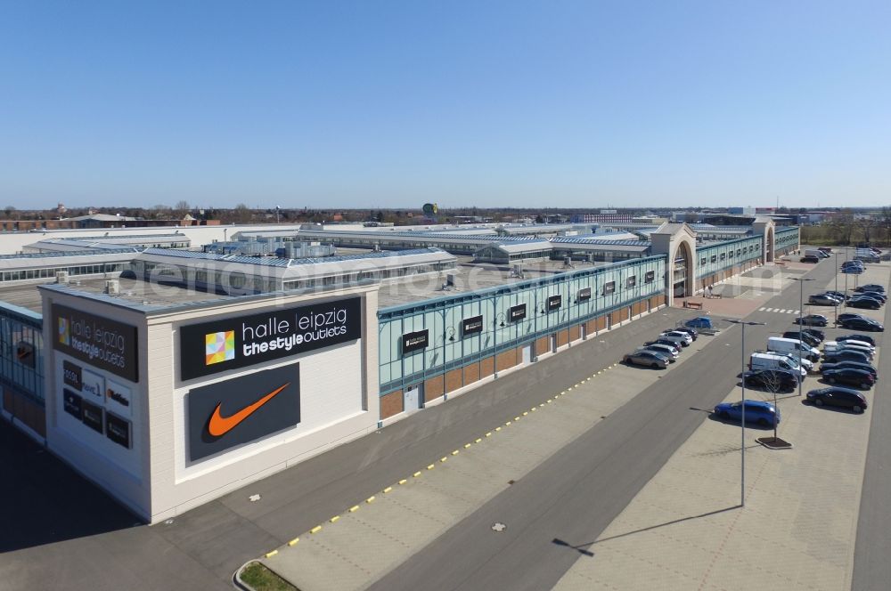 Brehna from the bird's eye view: Building of the shopping center The Style Outlets on Thiemendorfer Mark in the district Brehna in San dersdorf-Brehna in the state Saxony-Anhalt