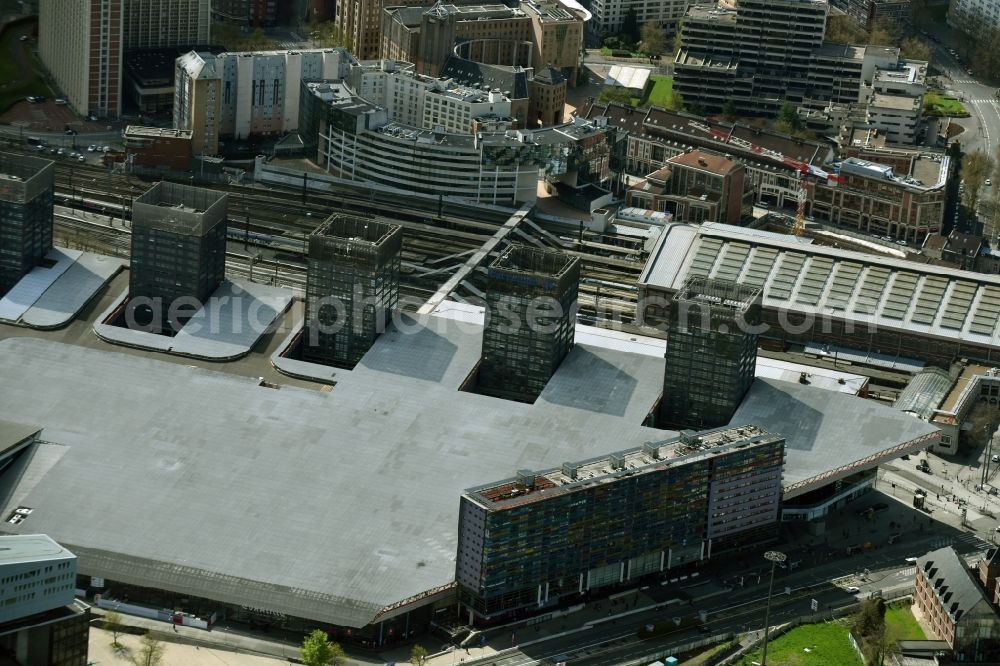 Aerial photograph Lille - Building of the shopping center und Wohnkomplex Euralille - Centre Commercial on Avenue Willy Brandt in Lille in Nord-Pas-de-Calais Picardy, France