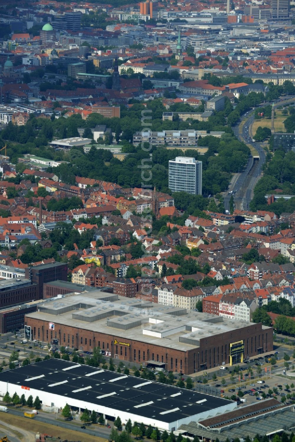 Hannover from the bird's eye view: Building the shopping center Zweirad-Center Stadler in Hannover in the state Lower Saxony