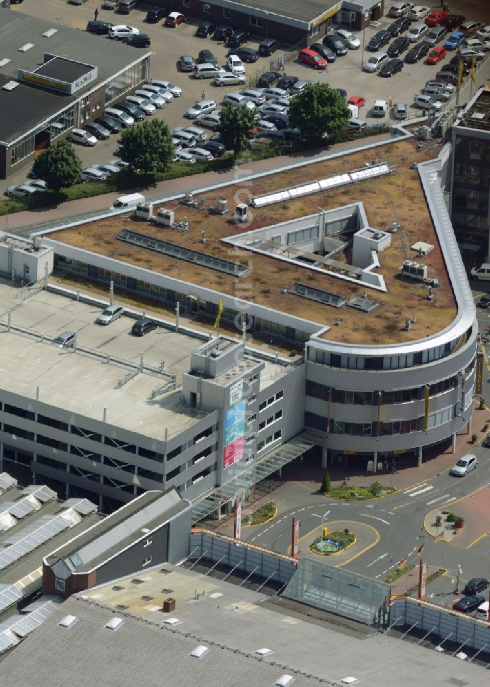 Aerial image Garbsen - Shopping Mall Centrum Kohake in Garbsen in the state Lower Saxony. The shopping mall with stores, shopping facilities and medical centre is located on the streets Auf der Horst and Berenbosteler Strasse in the centre of Garbsen