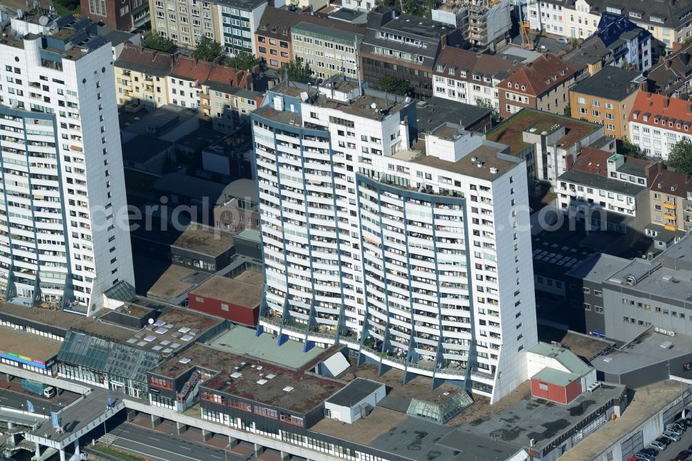 Aerial image Bremerhaven - Building of the shopping center Columbus Shopping Center on the Old Harbour in Bremerhaven in the state of Bremen. The white high-rise complex is located on a pool of the harbour