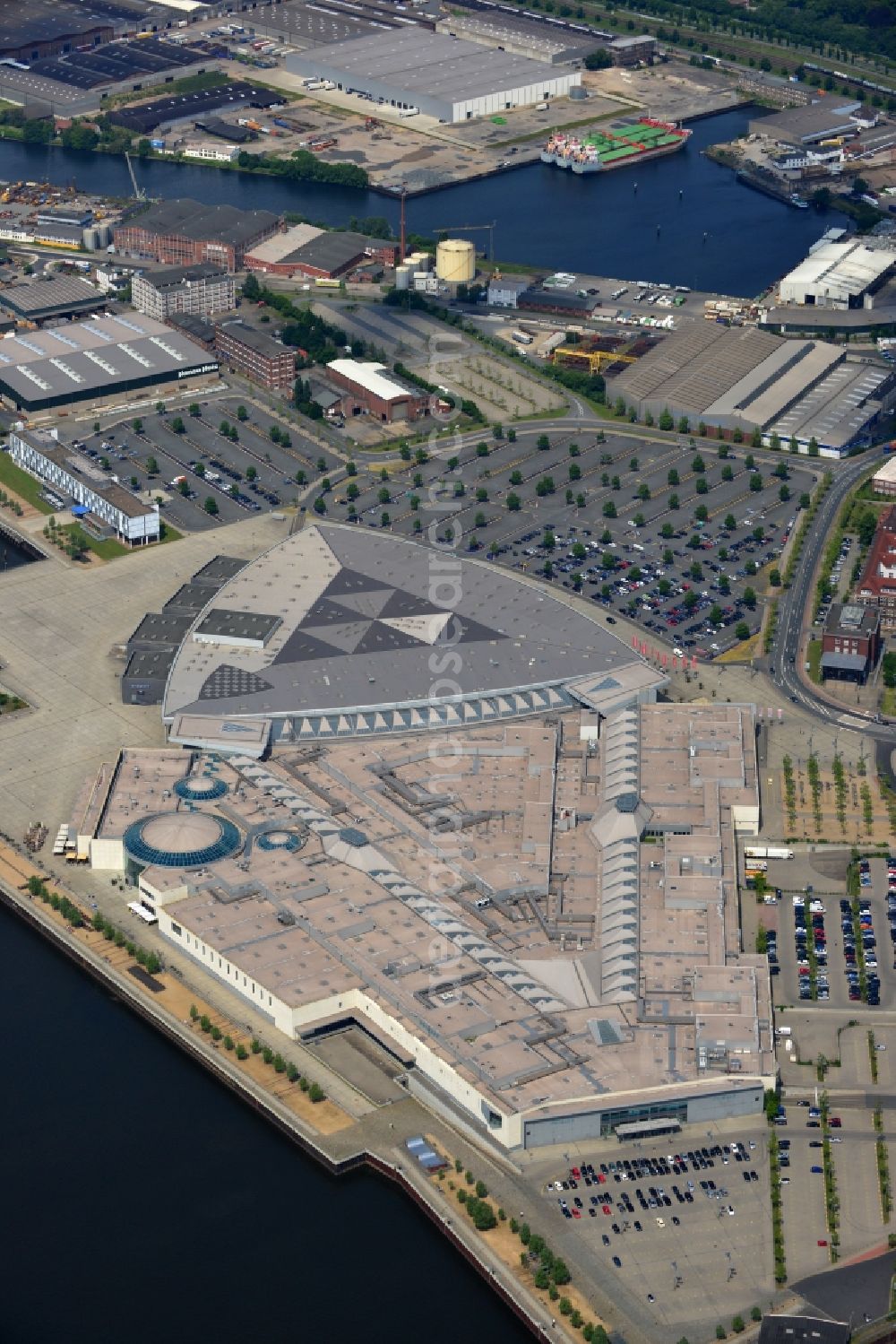 Bremen from the bird's eye view: View to the Waterfront-Shoppingcenter near the river Weser in Bremen. This Shoppingcenter was opened in 2008 on the area of the former Entertainment-Park Space center. The owner is the irish financial service company LNCProperty Group. The Entertainment area is realised by the company group Max-Bögl