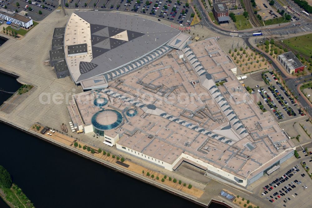 Aerial photograph Bremen - View to the Waterfront-Shoppingcenter near the river Weser in Bremen. This Shoppingcenter was opened in 2008 on the area of the former Entertainment-Park Space center. The owner is the irish financial service company LNCProperty Group. The Entertainment area is realised by the company group Max-Bögl