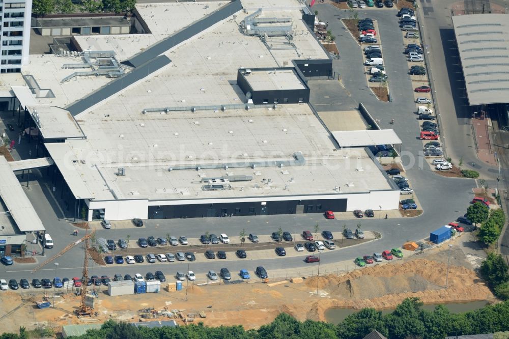 Aerial photograph Garbsen - Shopping Mall Planetencenter on Planetenring in Garbsen in the state of Lower Saxony. The shopping mall consists of several building which form a shopping complex. View of the South part of the Mall