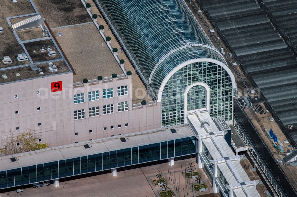 Aerial image Frankfurt am Main - Building of the store - furniture market Divya square Heimtextile on the Dammgraben in the district Bockenheim in Frankfurt in the state Hesse, Germany