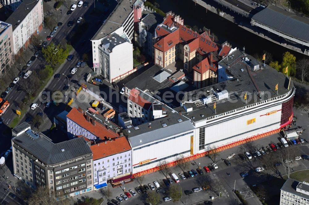 Aerial photograph Berlin - Building of the store - furniture market POCO Einrichtungsmarkt Berlin-Kreuzberg on Bluecherplatz in Berlin, Germany