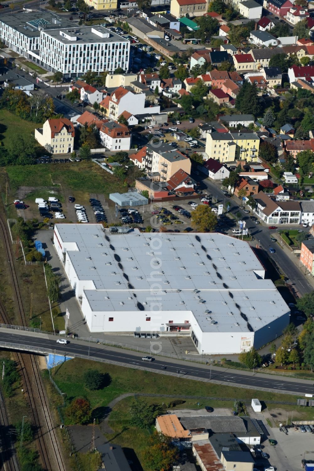 Aerial photograph Fürstenwalde/Spree - Building of the store - furniture market Wohnwelt Moebel Vertriebsgesellschaft on Ehrenfried-Jopp-Strasse in Fuerstenwalde/Spree in the state Brandenburg, Germany