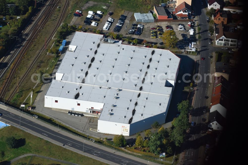 Fürstenwalde/Spree from the bird's eye view: Building of the store - furniture market Wohnwelt Moebel Vertriebsgesellschaft on Ehrenfried-Jopp-Strasse in Fuerstenwalde/Spree in the state Brandenburg, Germany