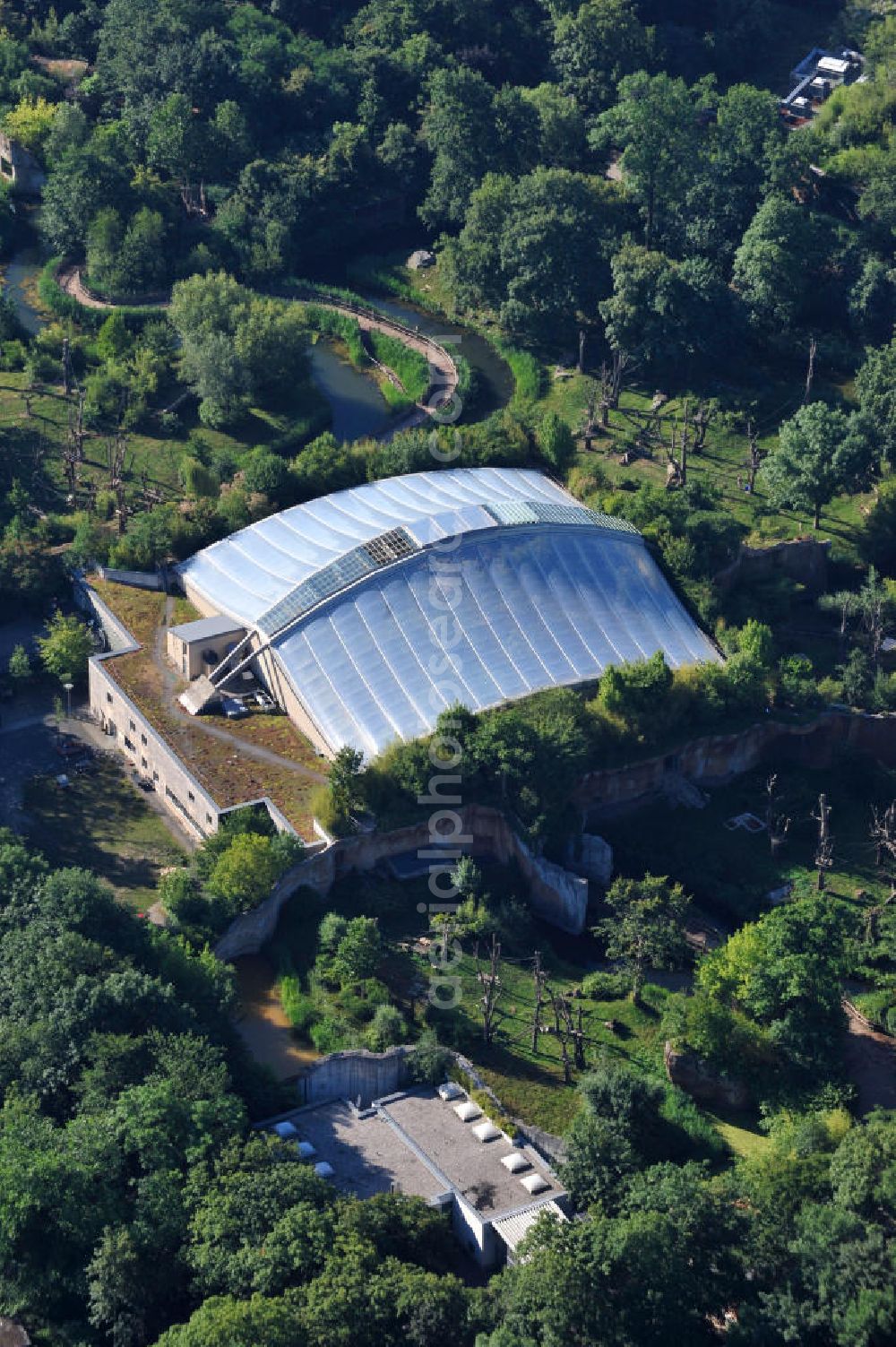 Leipzig from the bird's eye view: Gebäude der einzigartigen Menschenaffenanlage Pongoland im Zoo Leipzig. Building the ape enclosure at the zoo in Leipzig.