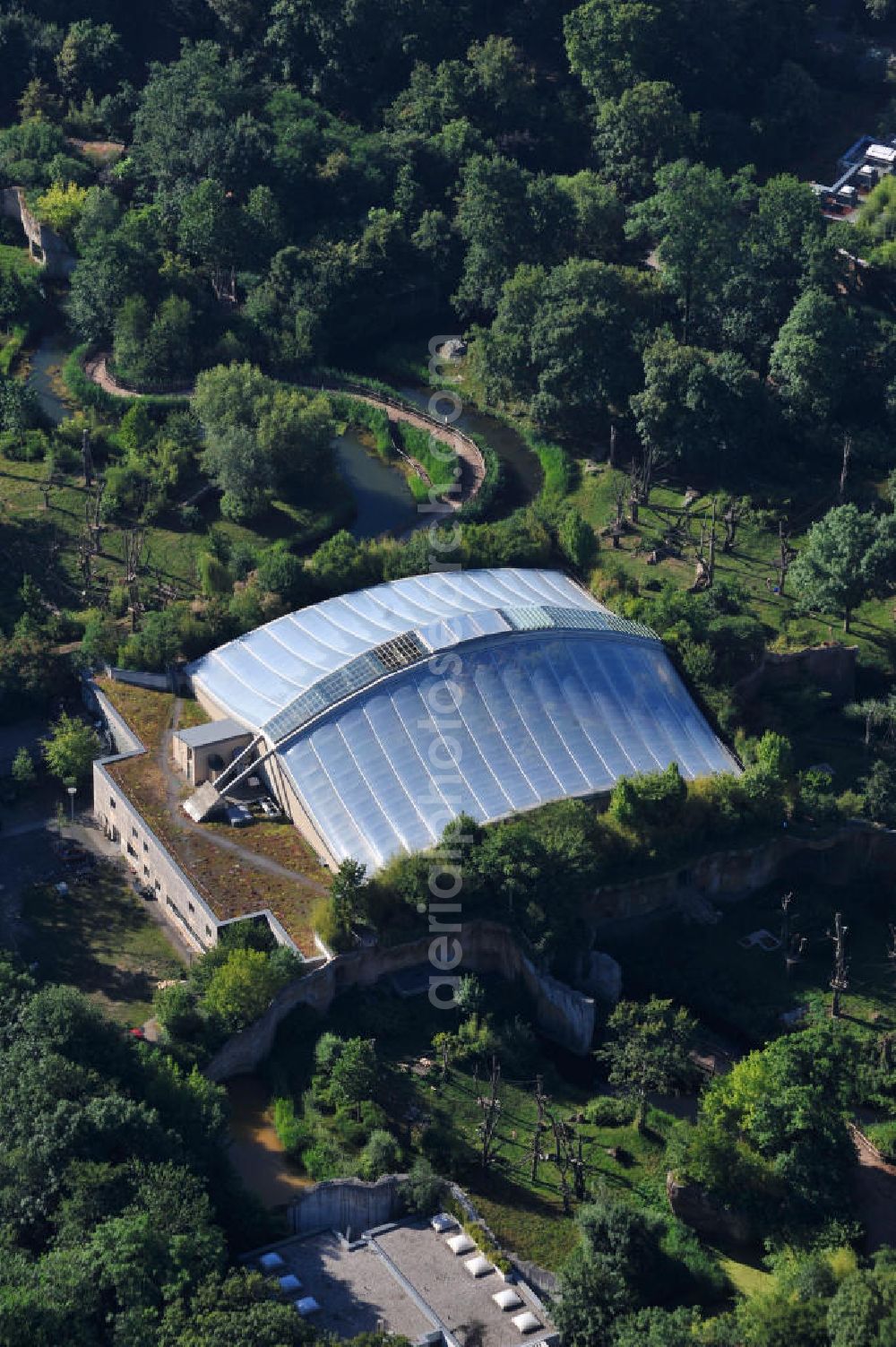 Aerial image Leipzig - Gebäude der einzigartigen Menschenaffenanlage Pongoland im Zoo Leipzig. Building the ape enclosure at the zoo in Leipzig.