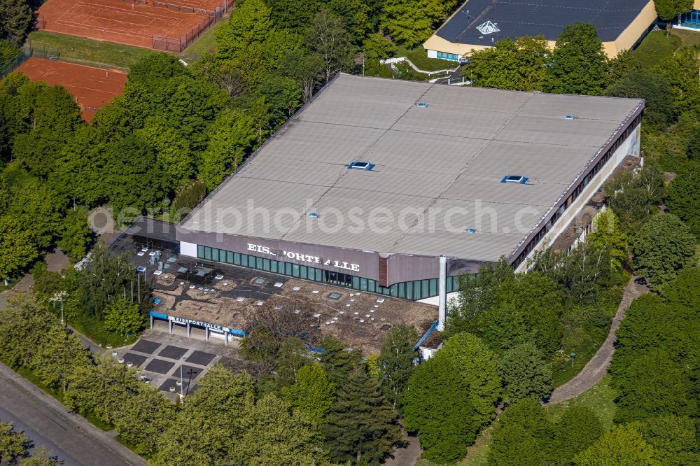 Unna from above - Roof on the building of the sports hall Eissporthalle Unna on Ligusterweg in Unna in the state North Rhine-Westphalia, Germany