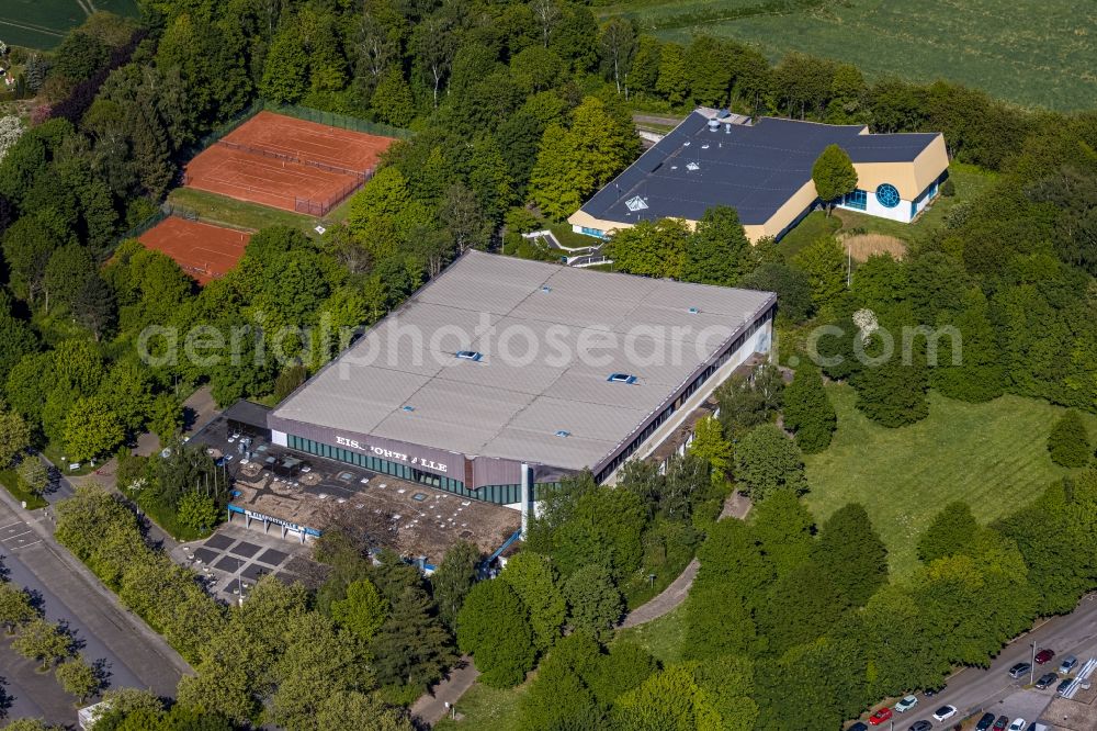 Unna from the bird's eye view: Roof on the building of the sports hall Eissporthalle Unna on Ligusterweg in Unna in the state North Rhine-Westphalia, Germany