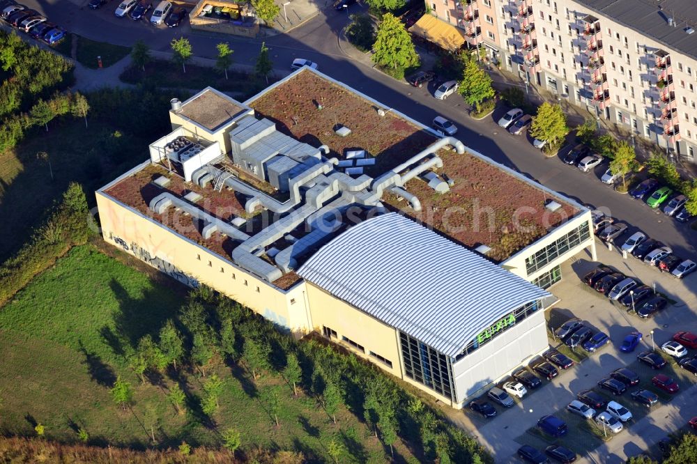 Berlin Hellersdorf from above - Building of the Elixia Vitalclub GmbH and a dwelling house in the Heidenauer Straße in the district Hellersdorf in Berlin