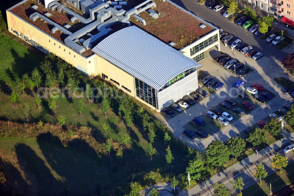 Berlin Hellersdorf from the bird's eye view: Building of the Elixia Vitalclub GmbH and a dwelling house in the Heidenauer Straße in the district Hellersdorf in Berlin