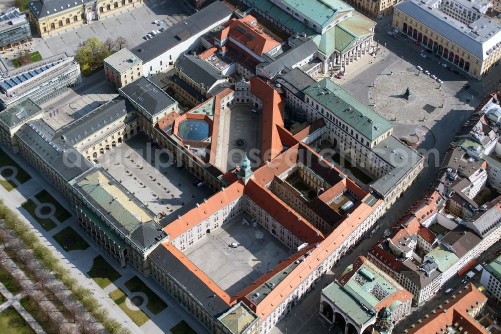 Aerial photograph München - Building ensemble of the palace Residenz between Max-Joseph-Platz and Hofgarten in the old town in Munich in the state Bavaria, Germany