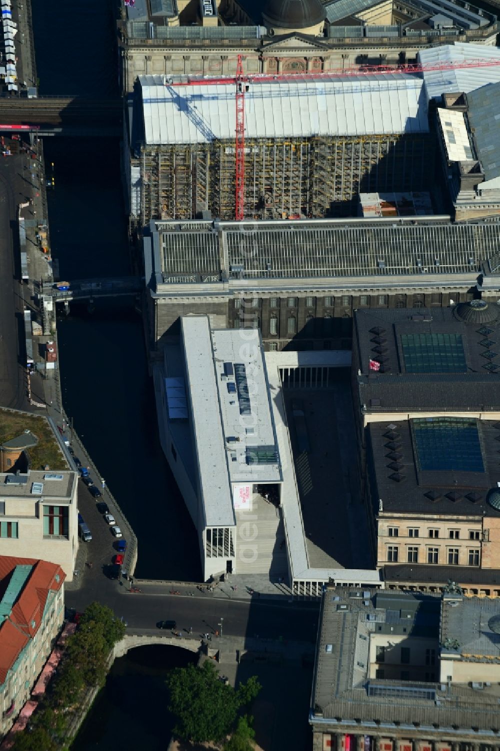 Aerial image Berlin - Museum- Building James-Simon-Galerie on Eiserne Bruecke of Museumsinsel in the district Mitte in Berlin, Germany