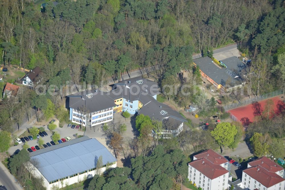 Falkensee from the bird's eye view: The building of Erich Kästner elementary school at the Fehrbelliner street in Falkensee in Brandenburg