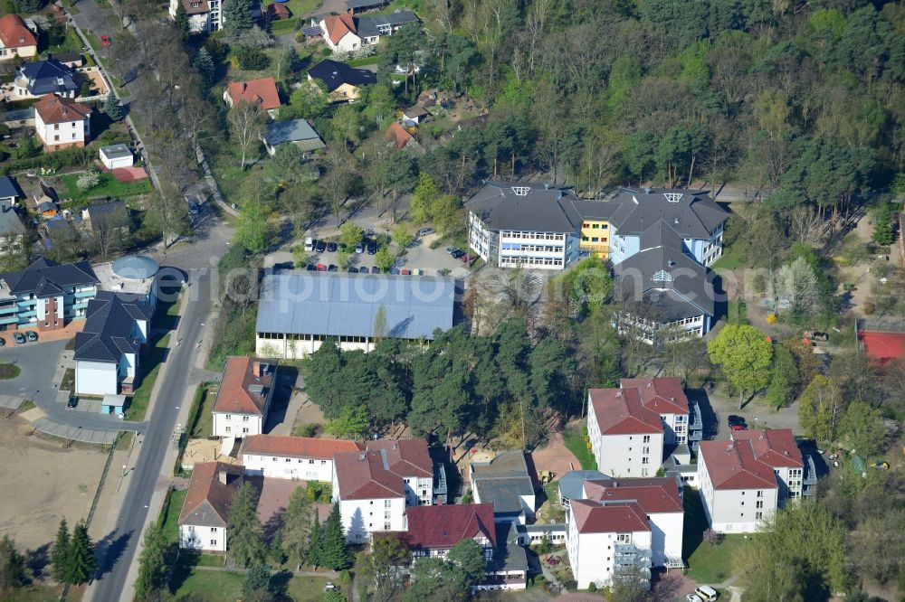 Aerial image Falkensee - The building of Erich Kästner elementary school at the Fehrbelliner street in Falkensee in Brandenburg