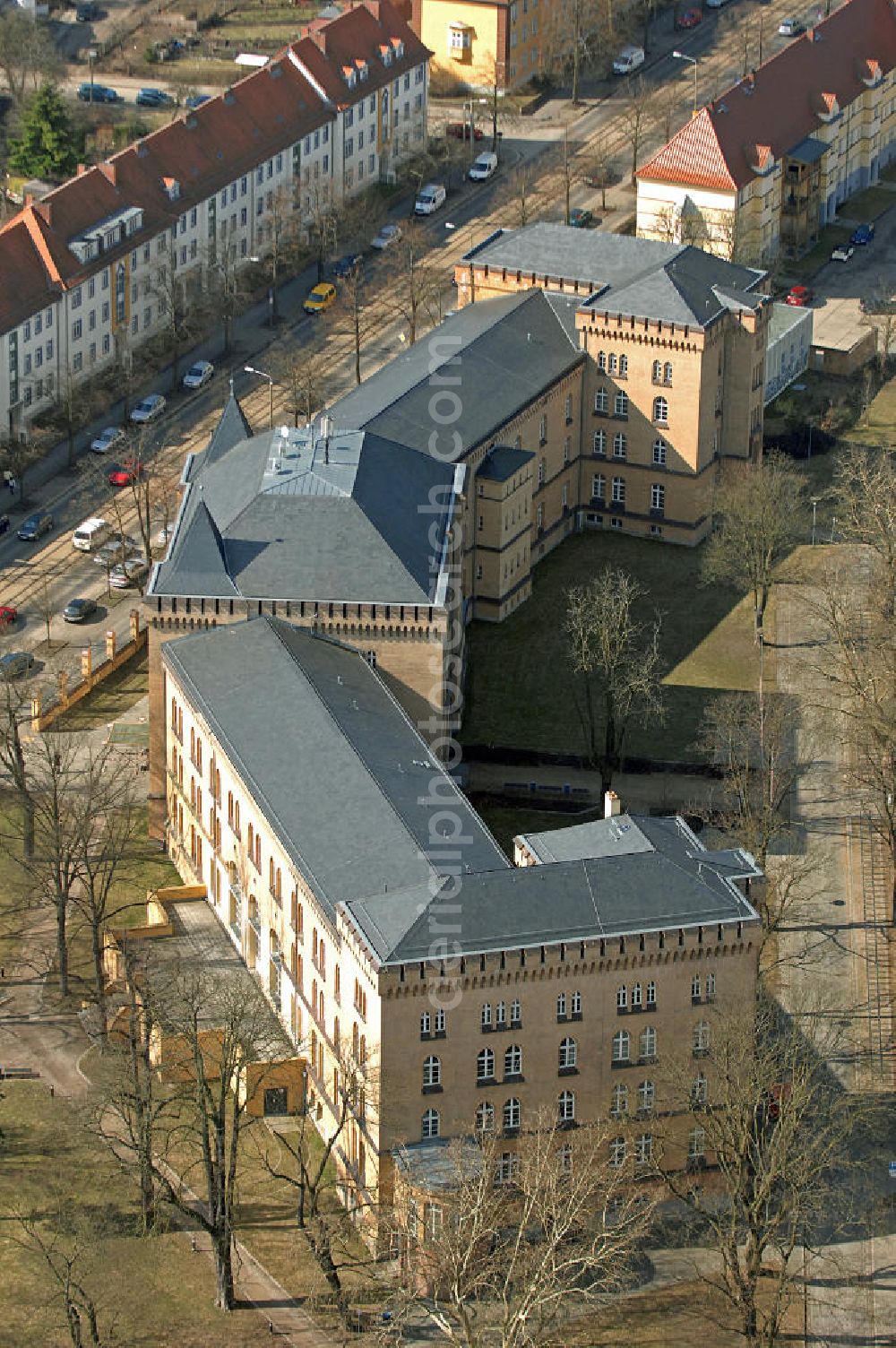 Aerial image Frankfurt (Oder) - Blick auf das Sprachenzentrum der Europa-Universität Viadrina an der August-Bebel-Straße. Das Gebäude wurde im 19. Jahrhundert als Kaserne erbaut und wird aufgrund der Farbe auch Gelbe Kaserne genannt. View of the Language Centre of the European University Viadrina at the August Bebel Strasse. The building was built as barracks in the 19th century and is sometimes named Yellow barracks .