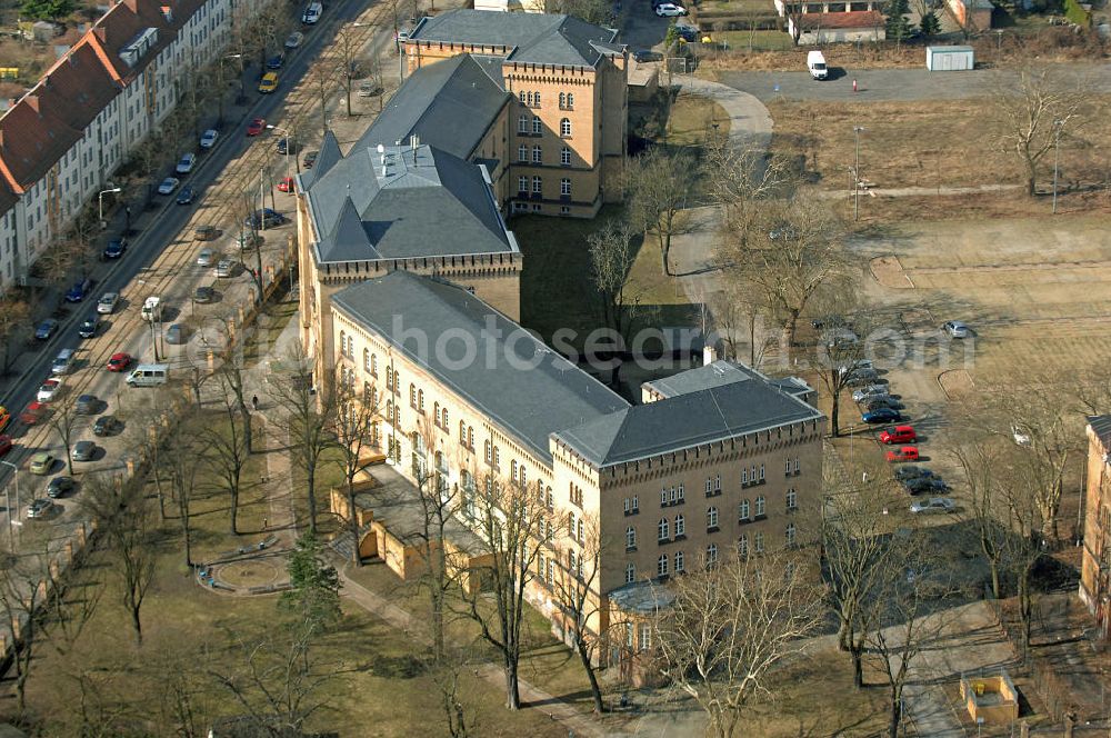 Aerial photograph Frankfurt (Oder) - Blick auf das Sprachenzentrum der Europa-Universität Viadrina an der August-Bebel-Straße. Das Gebäude wurde im 19. Jahrhundert als Kaserne erbaut und wird aufgrund der Farbe auch Gelbe Kaserne genannt. View of the Language Centre of the European University Viadrina at the August Bebel Strasse. The building was built as barracks in the 19th century and is sometimes named Yellow barracks .