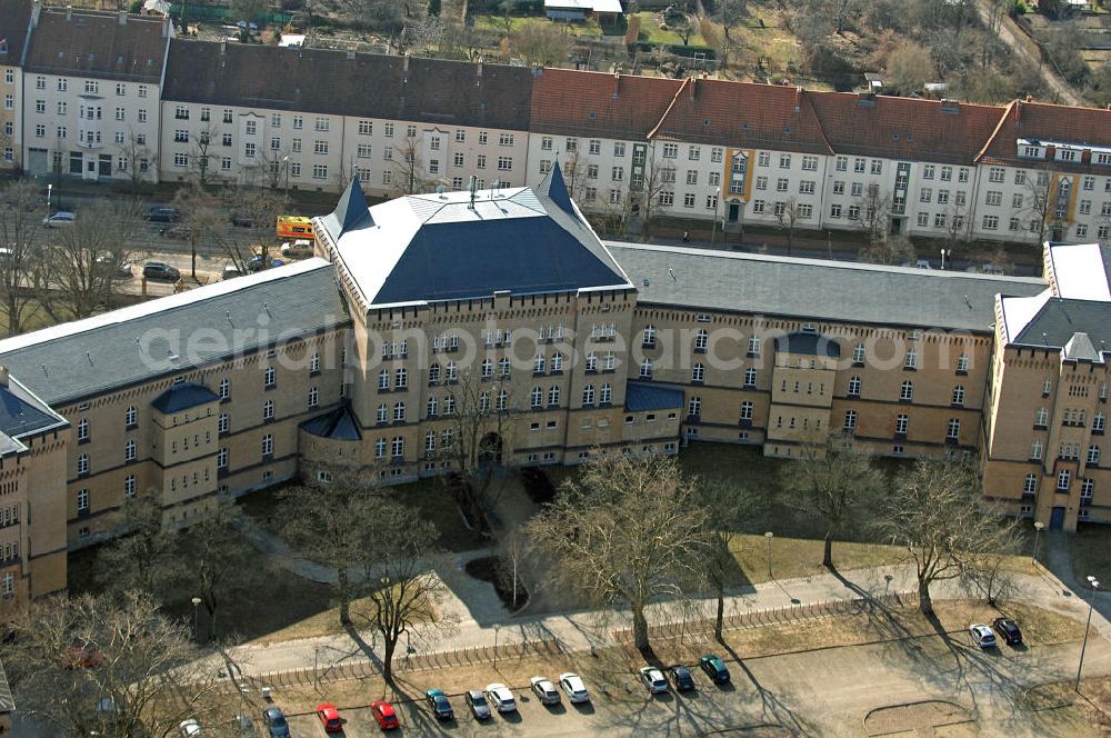 Frankfurt (Oder) from above - Blick auf das Sprachenzentrum der Europa-Universität Viadrina an der August-Bebel-Straße. Das Gebäude wurde im 19. Jahrhundert als Kaserne erbaut und wird aufgrund der Farbe auch Gelbe Kaserne genannt. View of the Language Centre of the European University Viadrina at the August Bebel Strasse. The building was built as barracks in the 19th century and is sometimes named Yellow barracks .