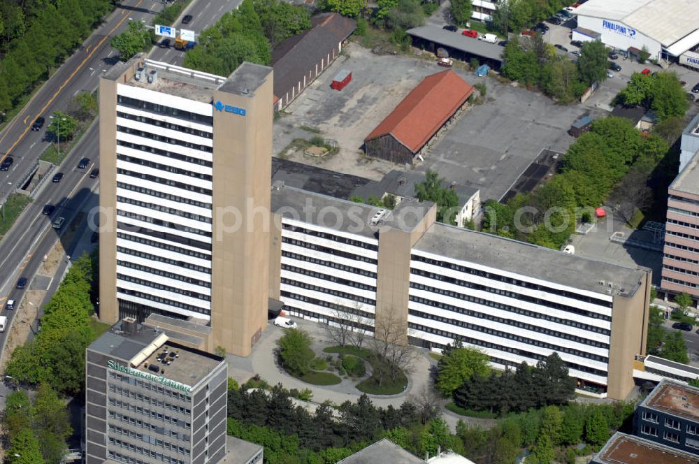 MÜNCHEN from above - Blick auf das Gebäude der Firma ESG Elektroniksystem- und Logistik-GmbH. Kontakt: ESG Elektroniksystem- und Logistik-GmbH, Ansprechpartner: Andrea Jansen, Marketing Management Automotive, Einsteinstr. 174, 81675 München, Tel. +49 (0)89 9216 2402