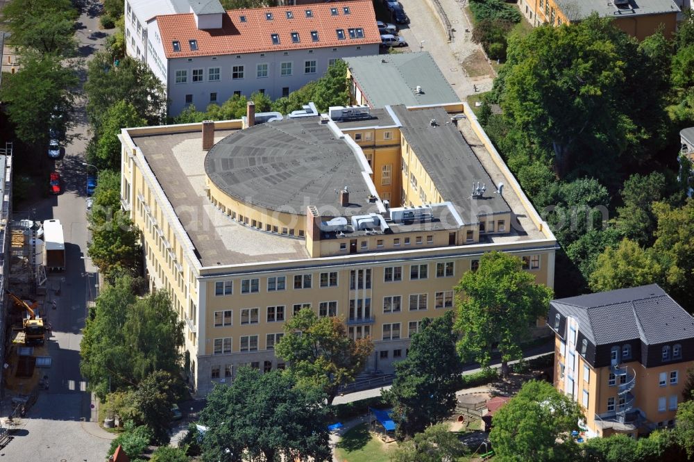 Jena from above - Look at the Friedrich Schiller University in Jena in the federal state of Thuringia. The Friedrich Schiller University has about 21,060 students and 346 professors. The university is one of the universities of the Coimbra Group and is one of four universities in the state of Thuringia