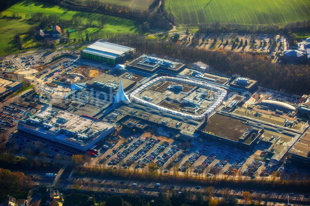 Bochum from the bird's eye view: Building and compound of the shopping center Ruhrpark in the East of Bochum in the state of North Rhine-Westphalia. The shopping mall and parking lot are located on federal motorways A40 and A43