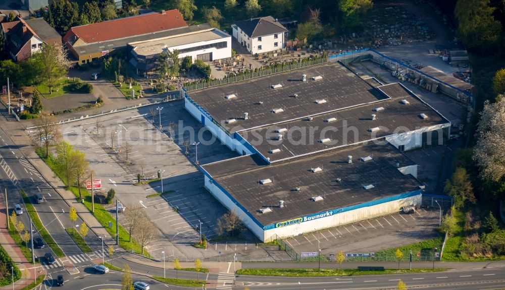 Hamm from above - Building of the closed Praktiker construction market in the Heessen part of Hamm in the state of North Rhine-Westphalia