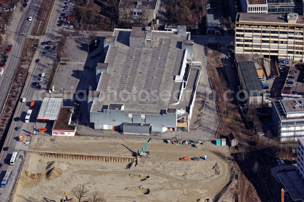 Aerial image München - Building of the Real Market at the Machtlfinger Strasse corner Boschetsrieder Strasse in Munich Obersendling in the state of Bavaria. Due to serious damage to concrete construction, the operation was discontinued in December 2016